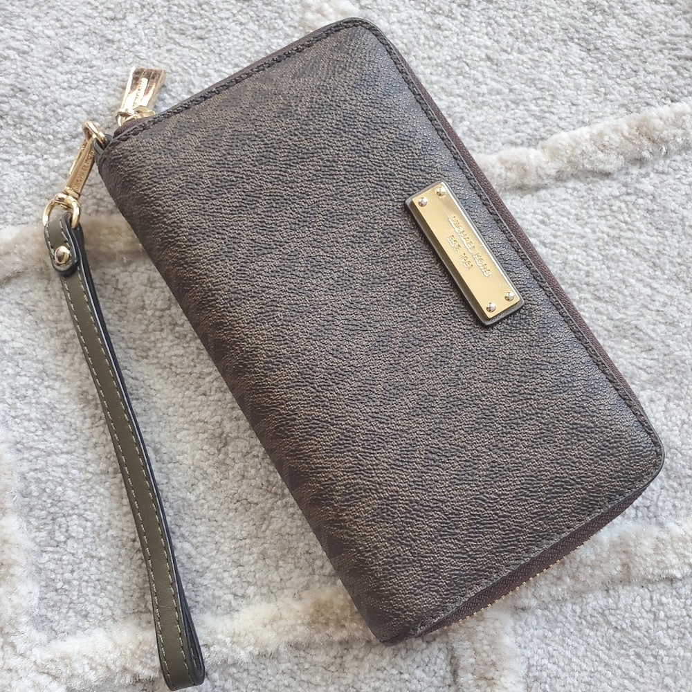 Michael Kors Wristlet